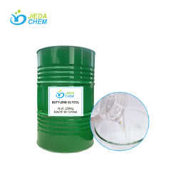 200kg green iron drum Butylene Glycol, with transparent liquid Butylene Glycol beside it, poured into a beaker