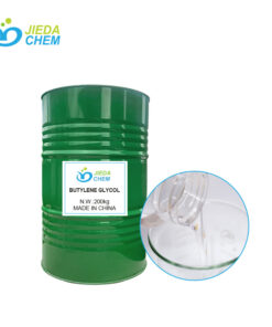 200kg green iron drum Butylene Glycol, with transparent liquid Butylene Glycol beside it, poured into a beaker